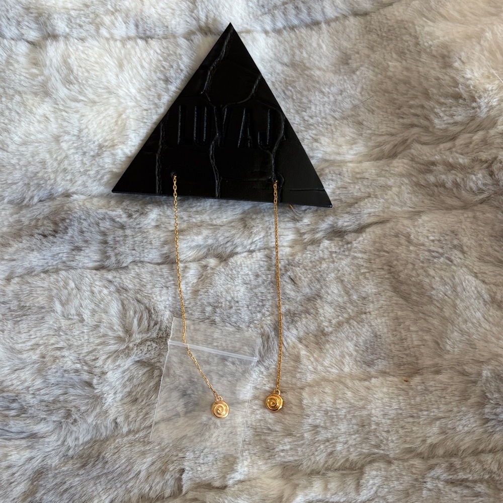 Gold Shell Coil Threader Earrings - Picture 2 of 7